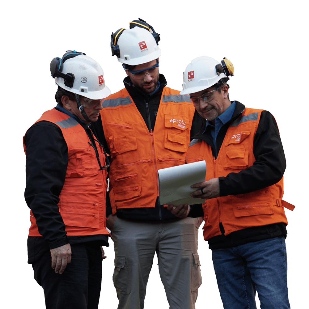 Equipo Eproic aplicando su experiencia en el campo, optimizando procesos industriales y garantizando la seguridad.