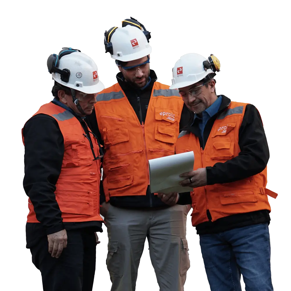 Equipo Eproic aplicando su experiencia en el campo, optimizando procesos industriales y garantizando la seguridad.
