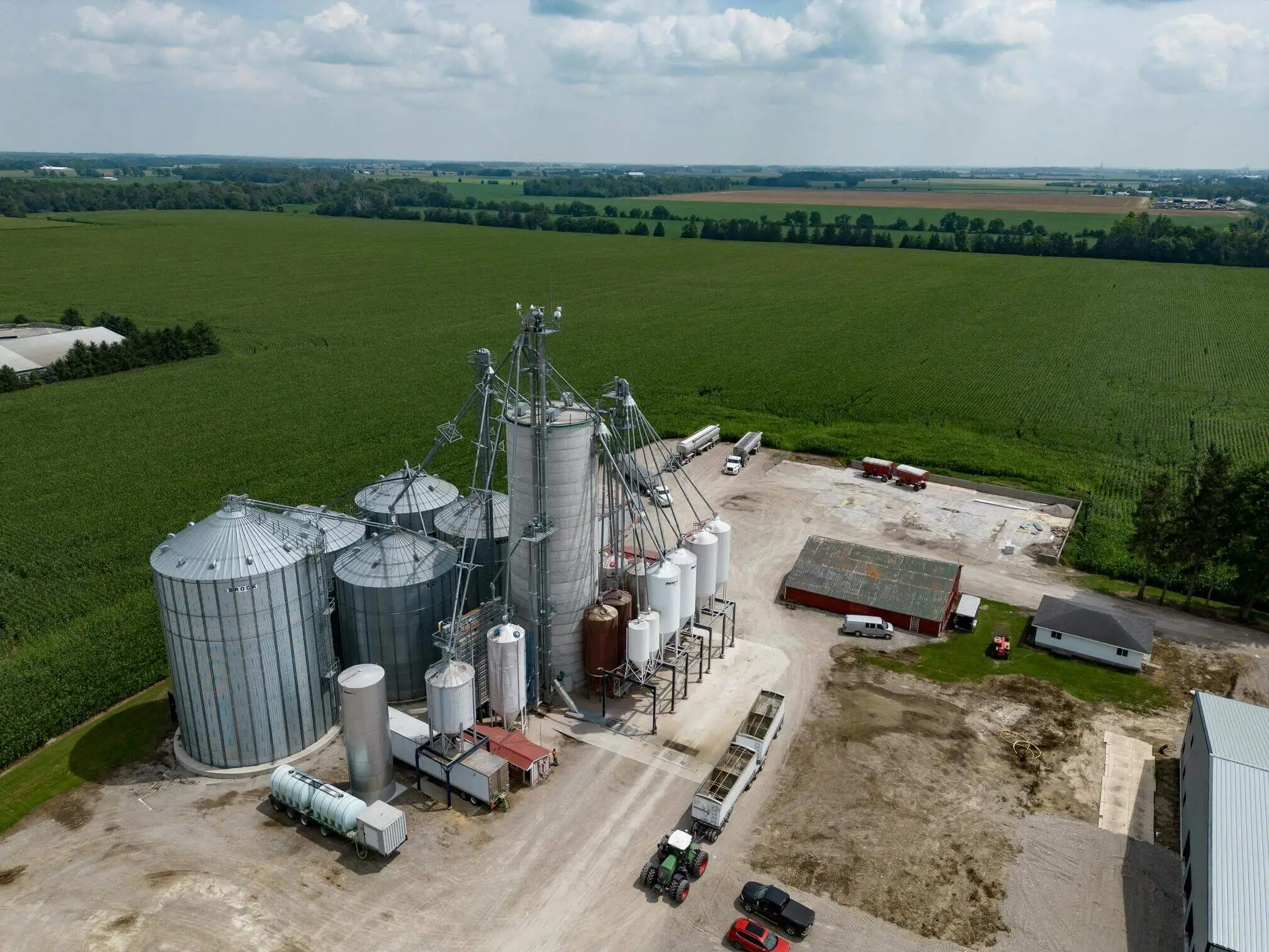 Vista aerea de almacenes de grano