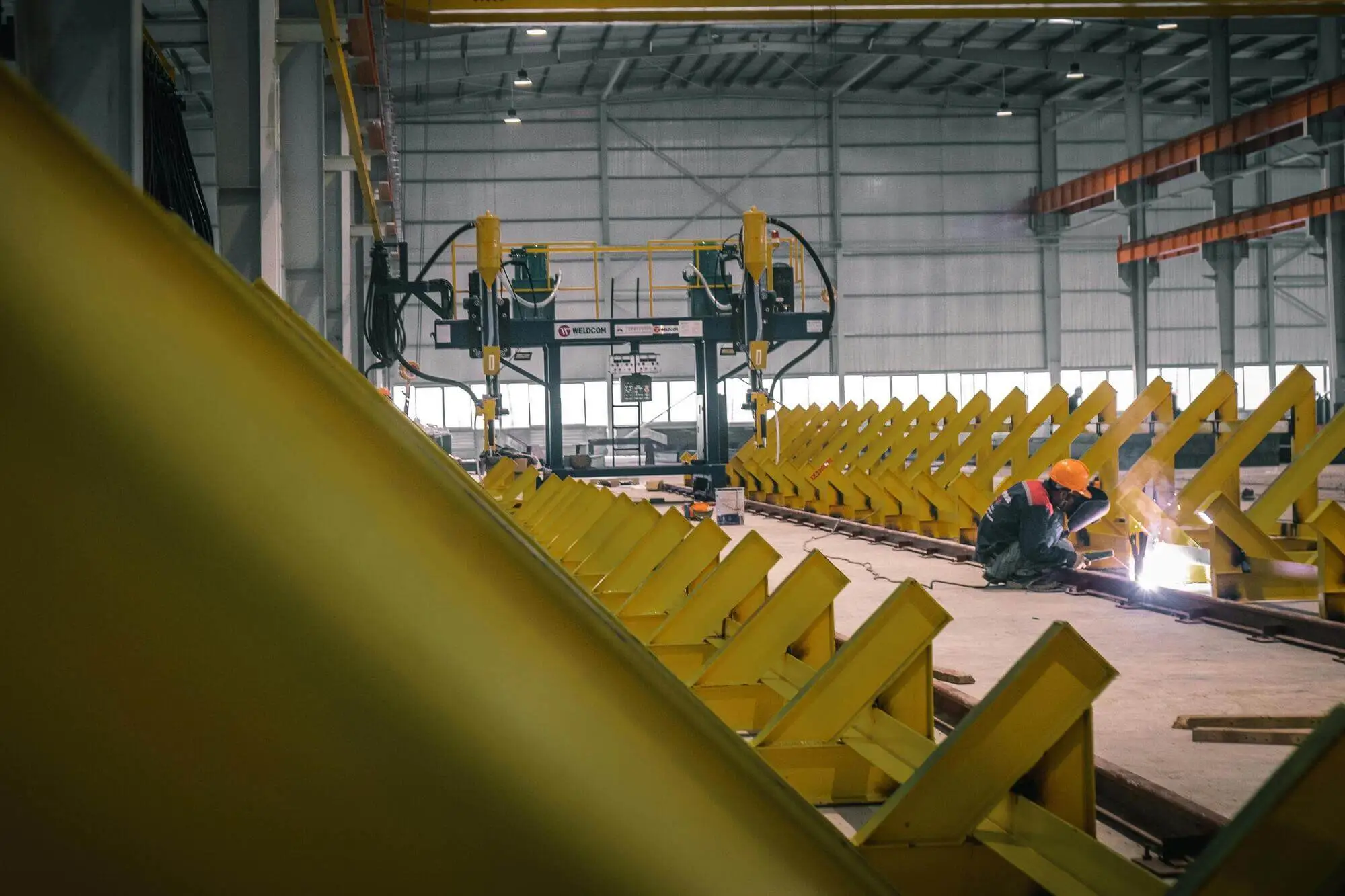 Ilustración de montaje industrial en instalaciones